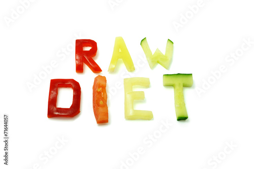 words “raw diet” composed of slices of different vegetables