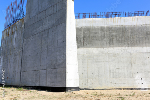 Betonowa ściana, budowa autostrady