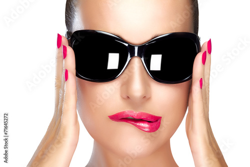 Wallpaper Mural Beautiful Model in Black Fashion Sunglasses. Bright Makeup and M Torontodigital.ca