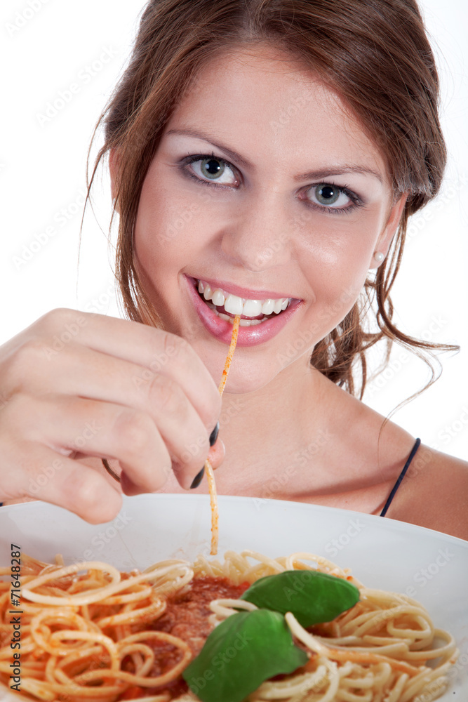 Frau zieht Spaghetti in den Mund lachend Nahaufnahme Frau zieht Spaghetti in den Mund lachend Nahaufnahme