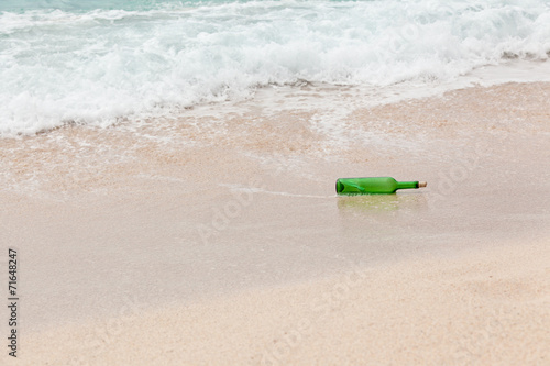 une bouteille à la mer avec message à l'intérieur