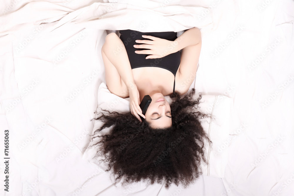 Naklejka premium Telefonieren im Bett