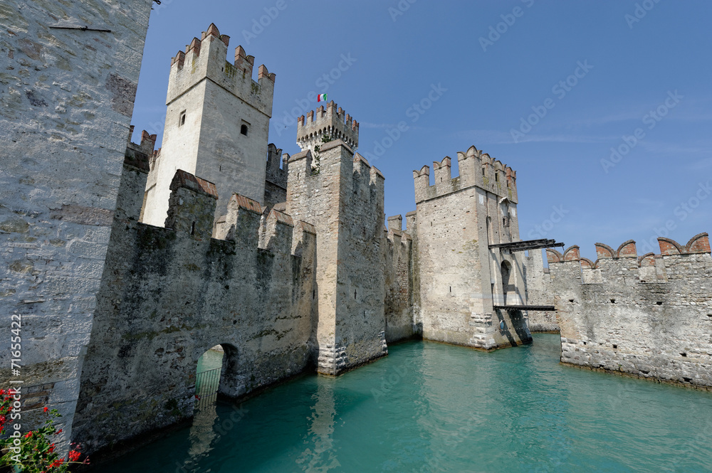 Le château de Sirmione au bord du lac de Garde