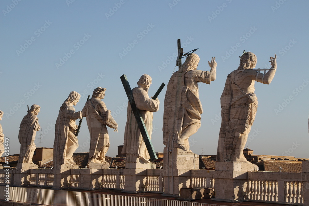 Obraz premium Statuen auf dem Petersdom
