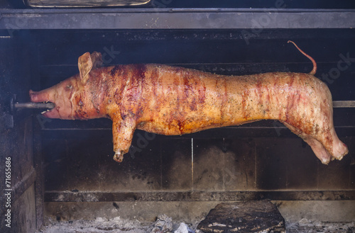 Roast suckling pig in the oven