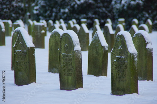 Kriegsgräber mit Schnee