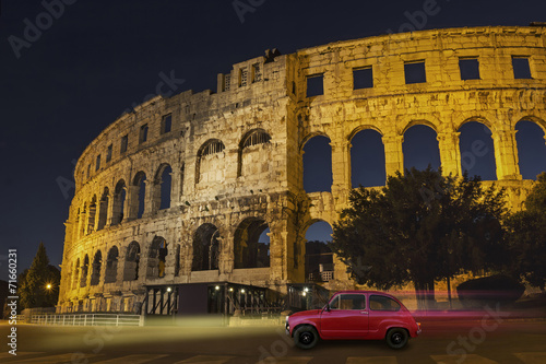 Voiture ancienne dans les rues de Pula