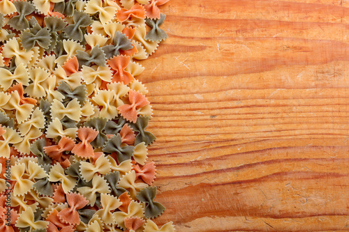 Tableau sur toile Uncooked farfalle pasta