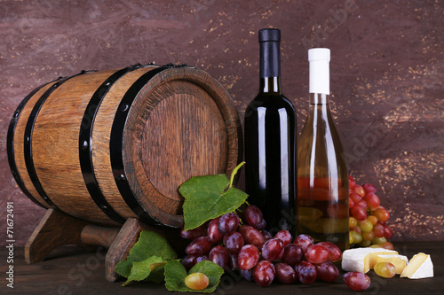 Fototapeta Naklejka Na Ścianę i Meble -  Wine in bottles, Camembert and brie cheese, grapes and wooden