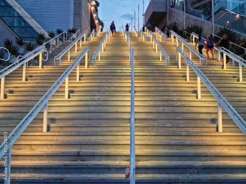 Fototapeta Schody na świeżym powietrzu świeciły nocą, Centrum Kongresowe San Diego
