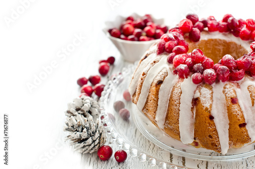 Fotografía Homemade glazed cranberry cake with fresh berries  copy space