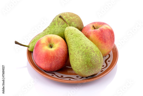 Gruszki z jabłkami na talerzu