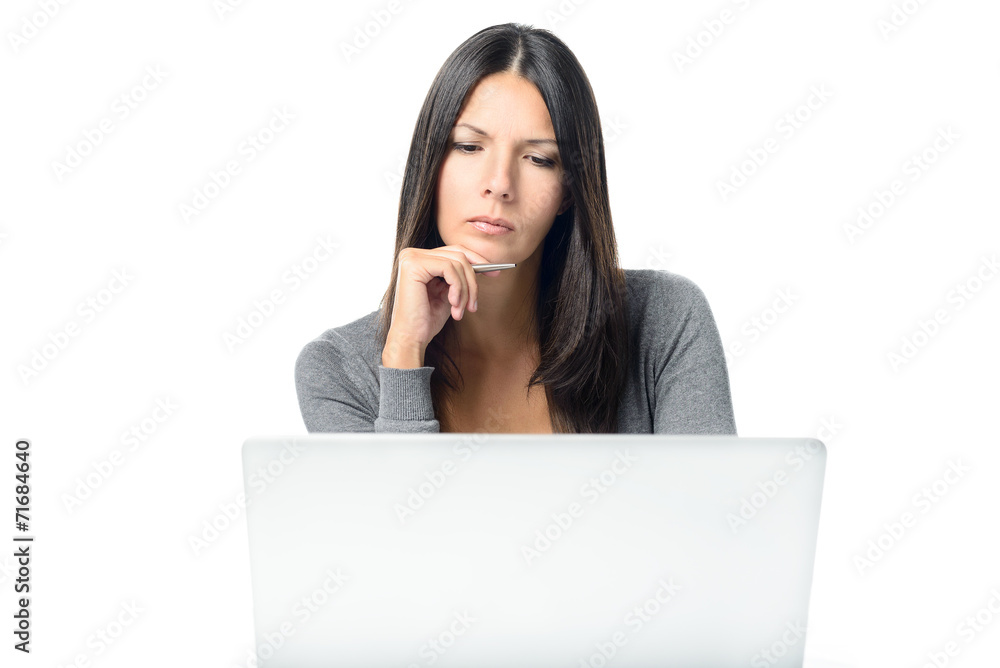 Ernste junge Frau mit einem Laptop Computer Ernste junge Frau mit einem Laptop Computer