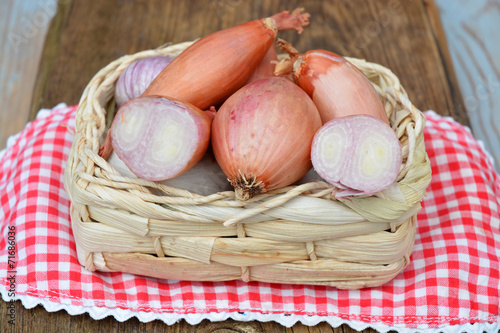 sjalotjes,knoflook en uien in een mandje met kleedje photo