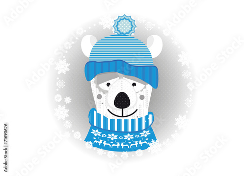 kleiner Eisbär mit Pullover und Mütze