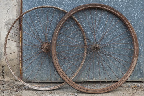 Old oxidized and damaged bicycle weels