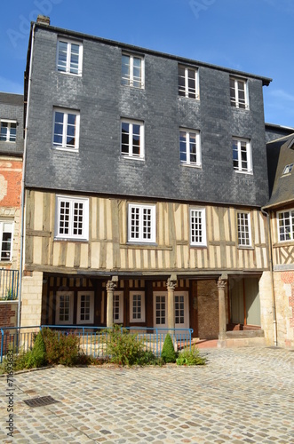 Vieil immeuble à colombage et ardoise - Lisieux (Normandie)
