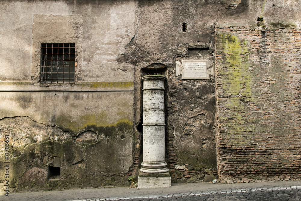 Fototapeta premium Colonna del I miglio della via Appia antica - Roma