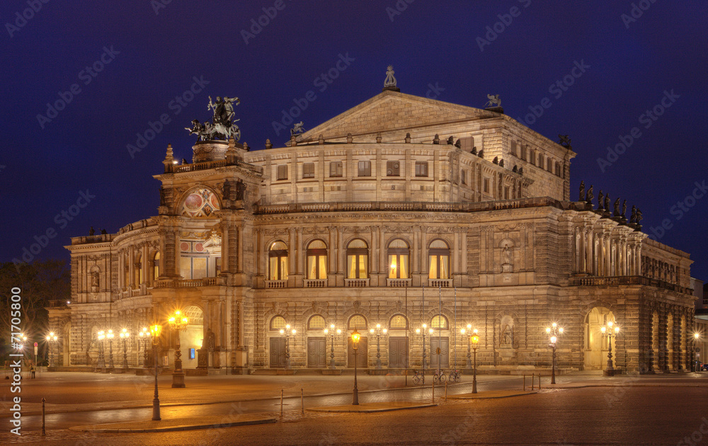 Semperoper bei Nacht in Dresden