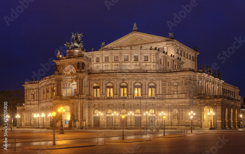 Semperoper bei Nacht in Dresden
