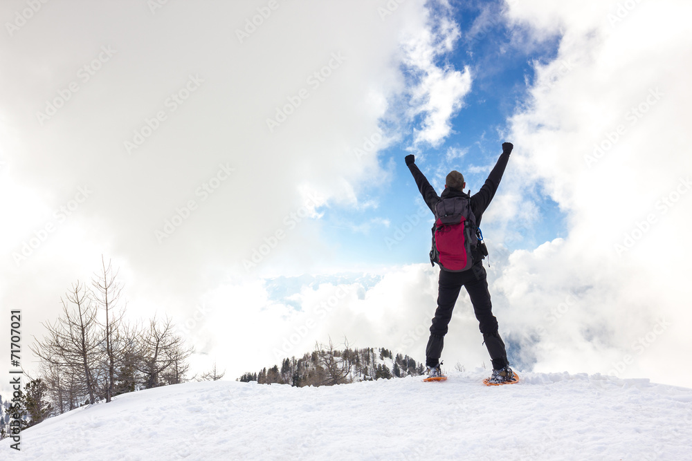Ταπετσαρία Uomo con braccia in alto in montagna d'inverno