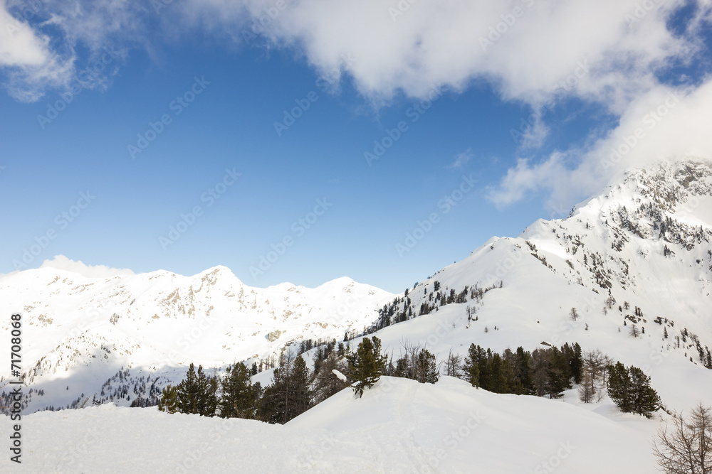 montagna invernale con neve