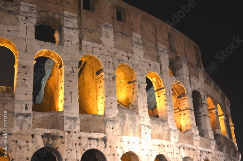 Majestatyczne Coloseum w Rzymie nocą, Włochy #71711239
