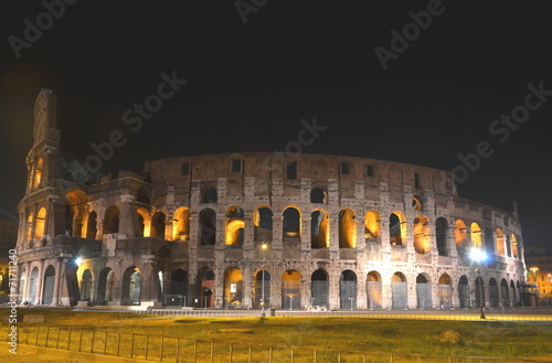 Majestatyczne Coloseum w Rzymie nocą, Włochy #71711240