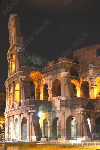 Majestatyczne Coloseum w Rzymie nocą, Włochy #71711241