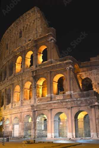 Majestatyczne Coloseum w Rzymie nocą, Włochy #71711244