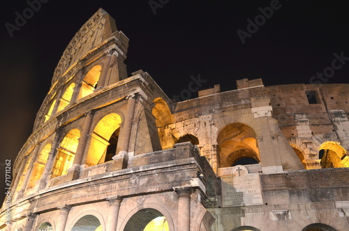 Majestatyczne Coloseum w Rzymie nocą, Włochy #71711262