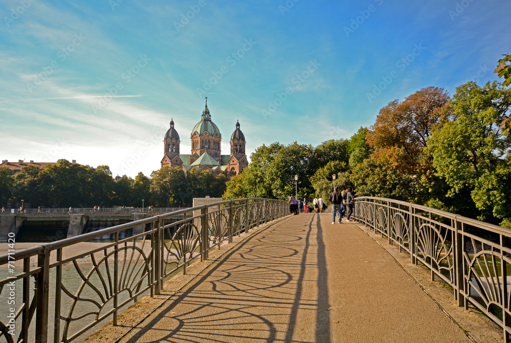 Fototapeta premium Isarbrücke mit Sankt Lukas Kirche München, Bayern
