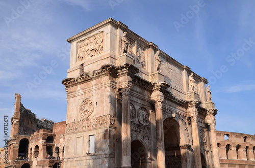 Łuk triumfalny Konstantyna i Coloseum w Rzymie, Włochy #71713671