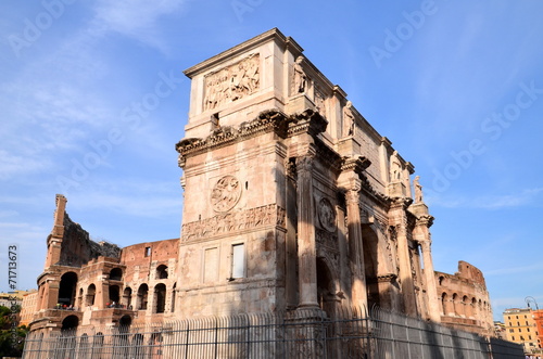 Łuk triumfalny Konstantyna i Coloseum w Rzymie, Włochy #71713673