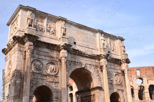 Łuk triumfalny Konstantyna i Coloseum w Rzymie, Włochy #71713674