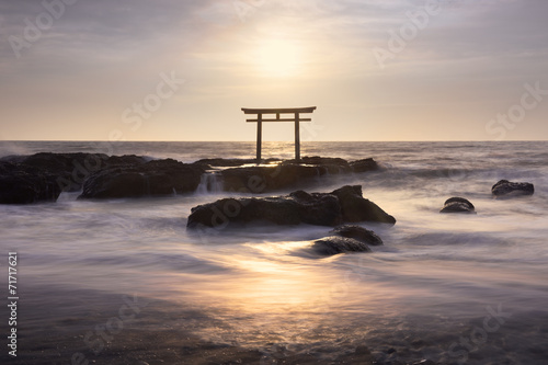 japonska-brama-torii-nad-morzem