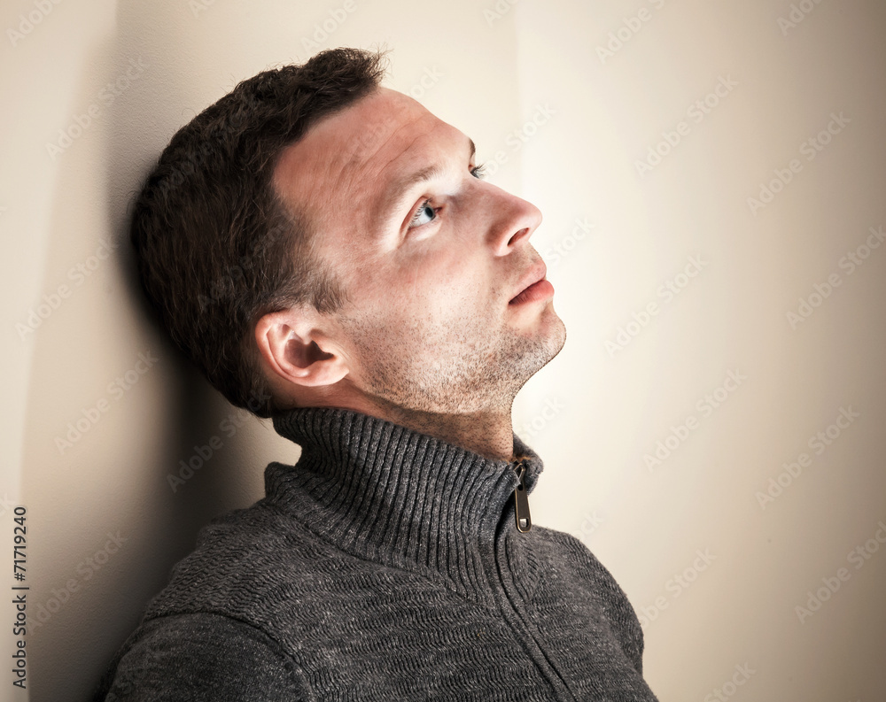 Obraz premium Young Caucasian man portrait above white wall with shadow