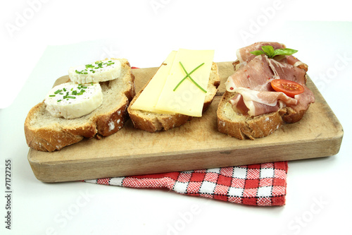 tartine de pain au fromage et jambon