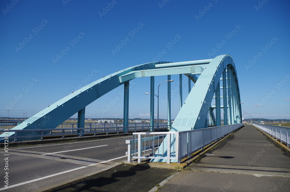 水色の橋と青空