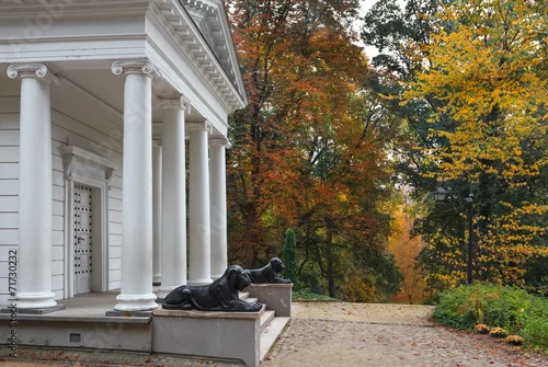 Obraz Świątynia Sybil, jesień w romantycznym parku, Warszawa