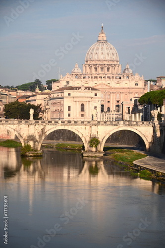 Malowniczy widok bazyliki św. Piotra nad Tybrem w Rzymie  #71735601