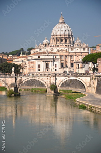 Malowniczy widok bazyliki św. Piotra nad Tybrem w Rzymie  #71735602