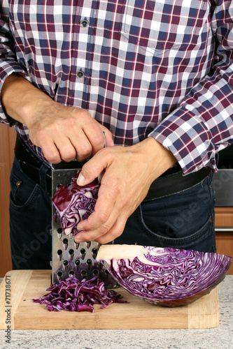 roher Rotkohl wird mit Reibe zubereitet, küche