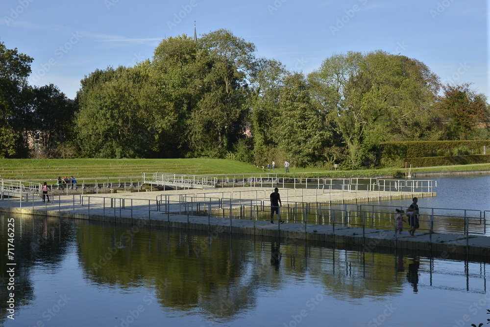 La plate-forme flottante dans l'étang du Moulin à Enghien