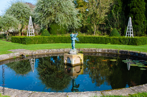 Obraz na plátně English Landscape garden in Summertime with fishpond and statue