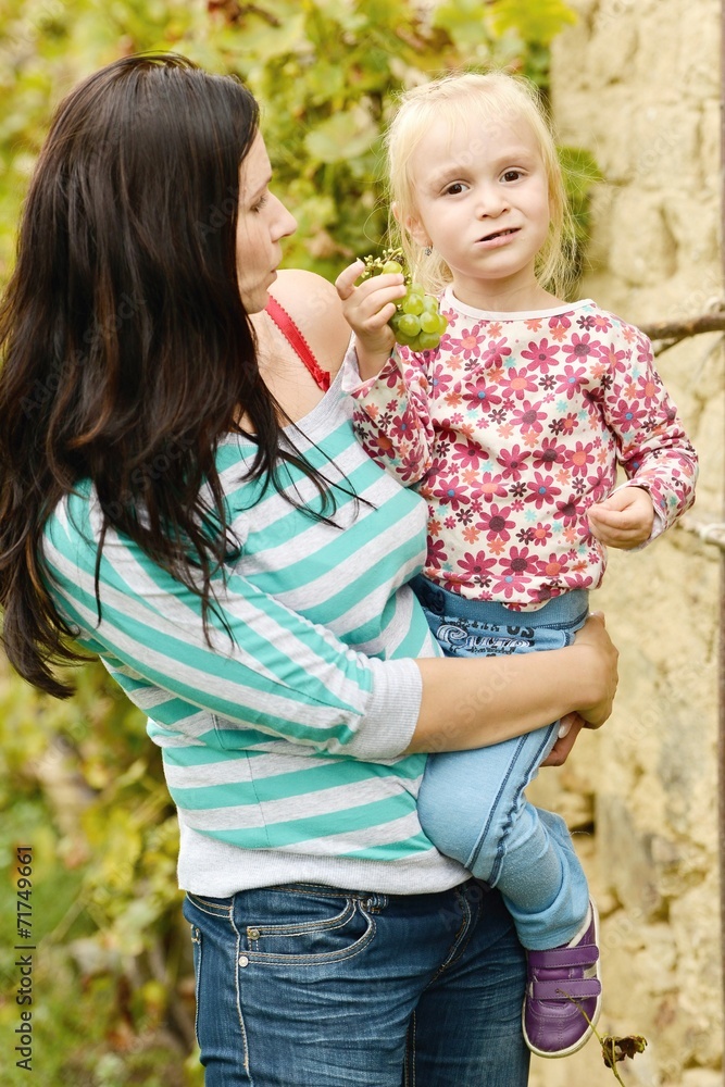 mère et sa fille cueillant des raisins mère et sa fille cueillant des raisins