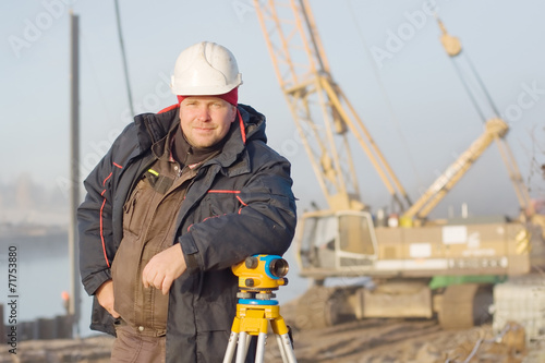 Инженер на стройке делает измерения