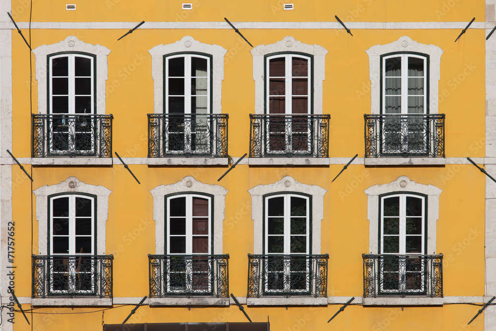 Obraz premium Building with Yellow Facade