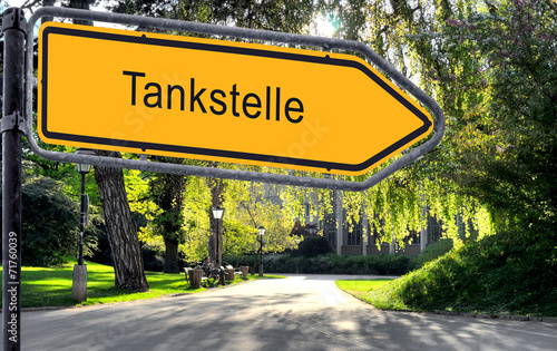 Strassenschild 25 - Tankstelle