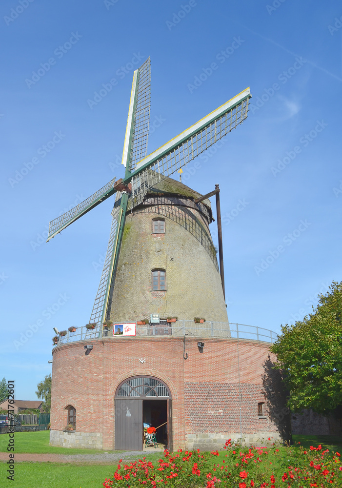 Moulin à vent à Saint Amand les Eaux Moulin à vent à Saint Amand les Eaux